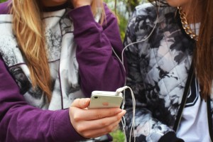 earphones-friends-hand-